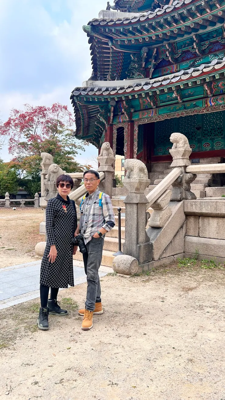 與皇穹宇前階梯欄杆上的石獸合照