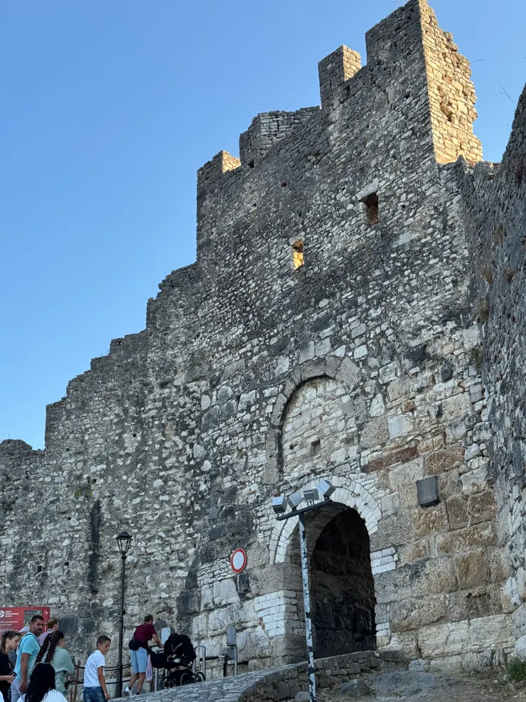 城堡入口，縱使千萬兵馬也只能從這個小洞進入