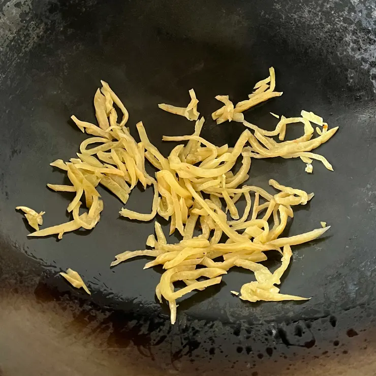 先下榨菜炒出香氣