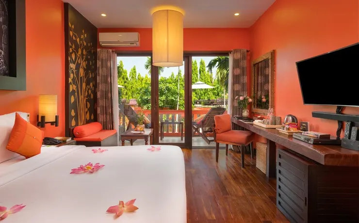 金廟很愛用飽和的顏色來設計房間，照片看起來太滿太飽和，但現場看卻意外的和諧，還是只有我在意顏色這件事情?