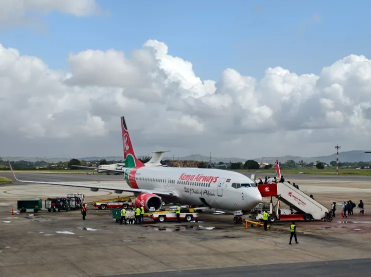 下機後，由蒙巴薩機場大廳回望剛搭乘的班機。返程的乘客正上機，飛回奈洛比。