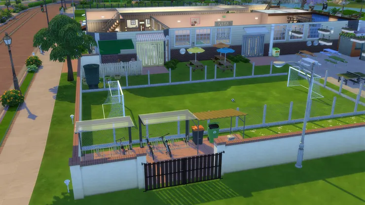 側門較寬闊，其中一個用途是送貨，例如學校的物資和小賣部的貨物。