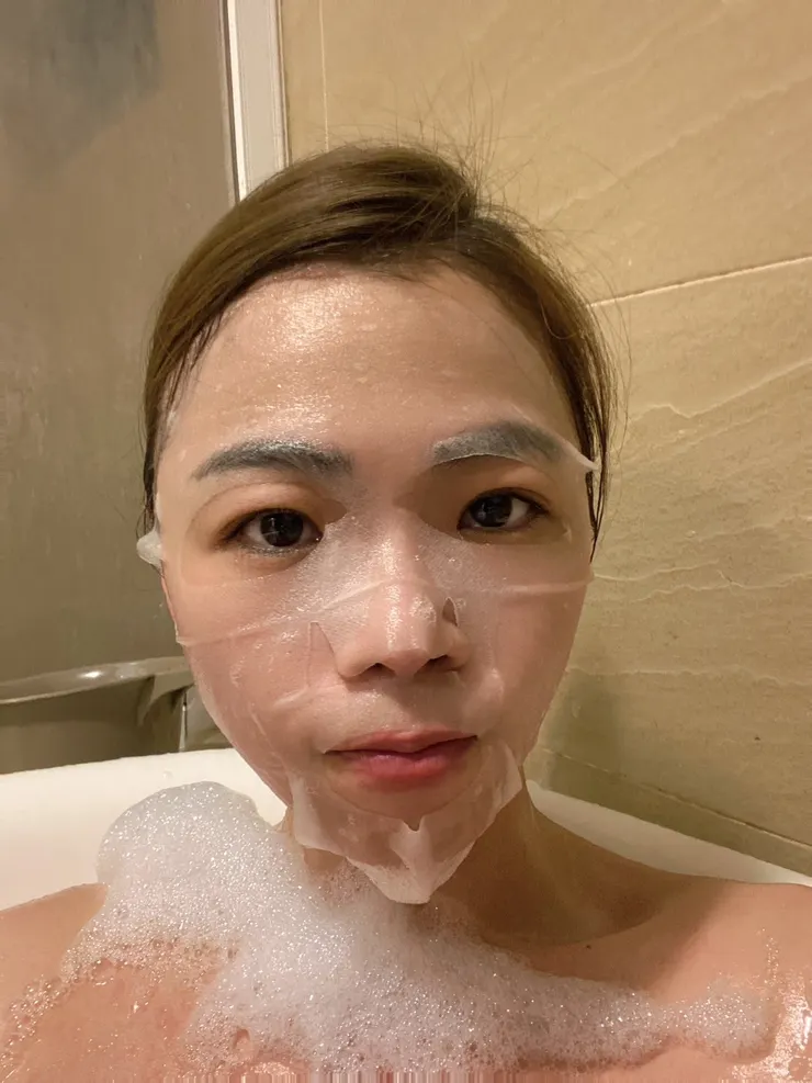 來 我跟大家說 泡澡就是保養的好時機喔 敷面膜是一定要的 拜託 敷起來