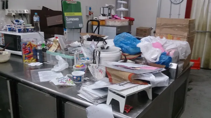 每張工作檯都是這個狀態