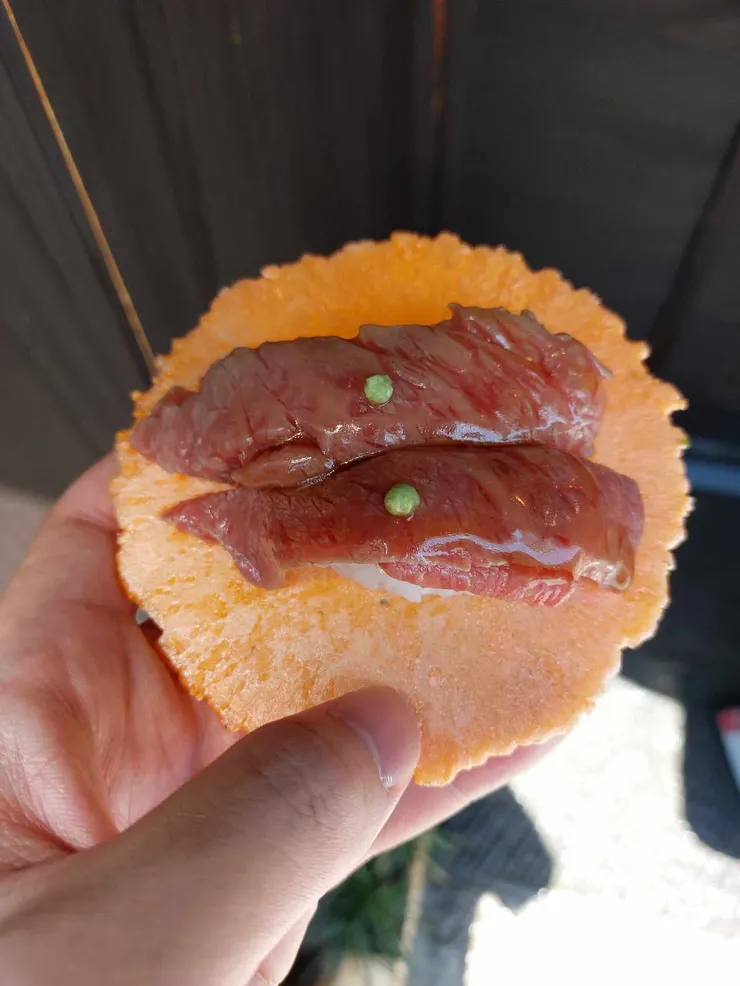 這樣的組合是是日幣 700，價格不是最高的，但光是這樣吃起來也非常高級了，自己蠻推薦可以先吃一次最頂級的組合，再吃次一級的，體會一下差別。