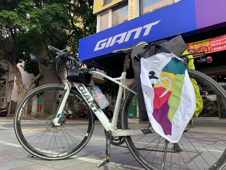 在店門口幫陪伴我12天的車和集結家人之力製作的布旗，拍下最後一張照片。