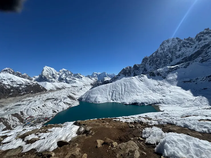 到高處才能看到美麗的湖景。