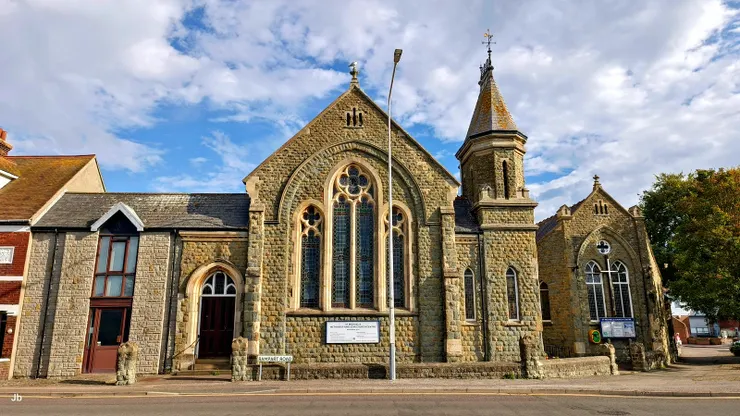 【從運河橋望聖邁可教堂景象壯麗！這是在Stade St.與皇家軍事運河交會處看教堂。】