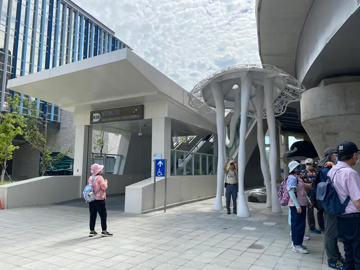 安坑輕軌K08新和國小站 站外很像水母的裝置藝術，水母頂上鏤刻著安坑的古地名