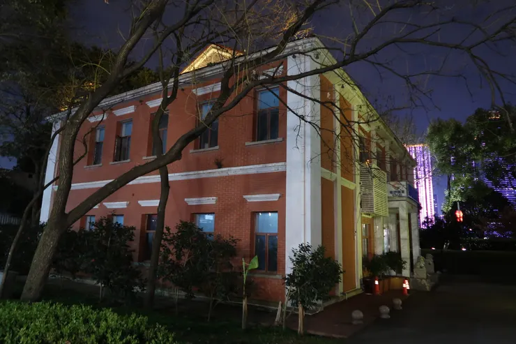 橘子洲。我對那個老毛頭毫無興趣,我看的是租界建築。