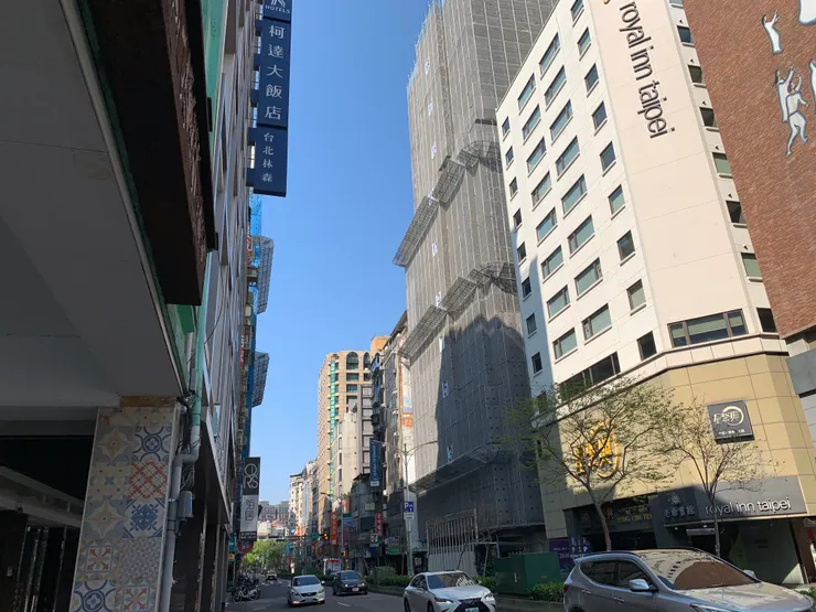 大樓的影子棲上了對街的大樓