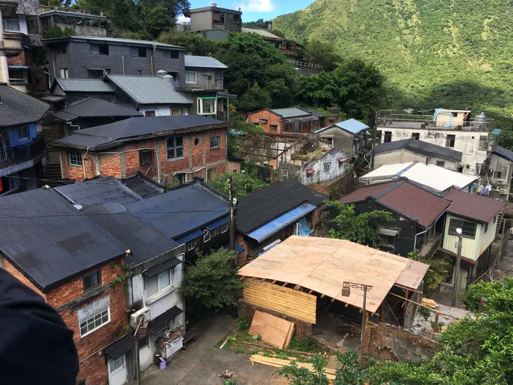 祈堂聚落依山而建的礦山厝