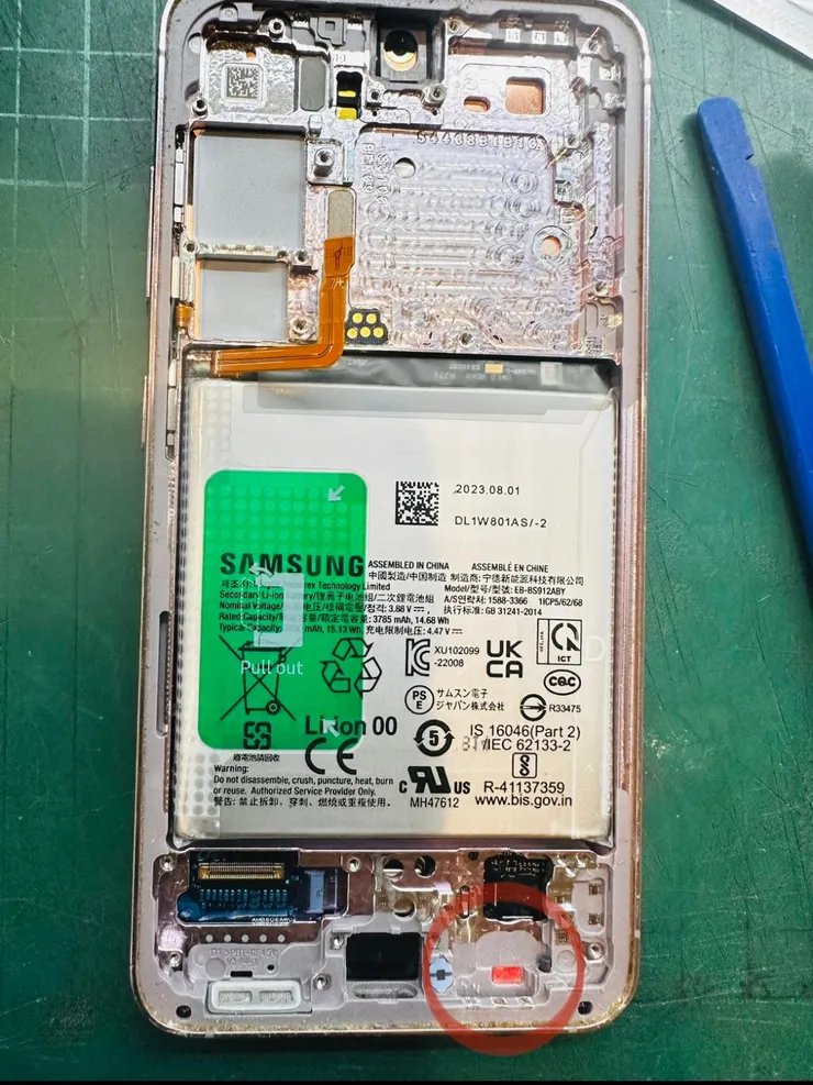 圖片為充電尾插受潮後,防潮試紙 已變紅