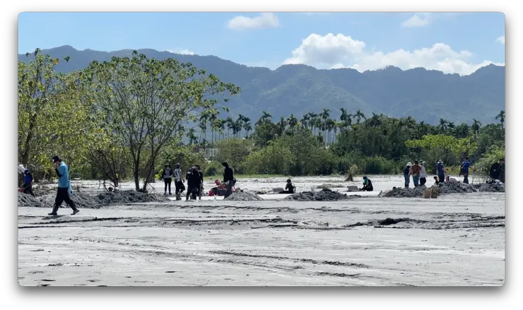 市區旁清水溝的志工