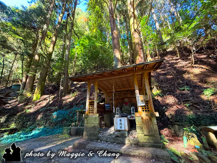 這地區出土的海藻化石，因形似蛇鱗而得名「蛇形石」，又因供奉在蛇背上，所以被稱為「蛇形地蔵」。