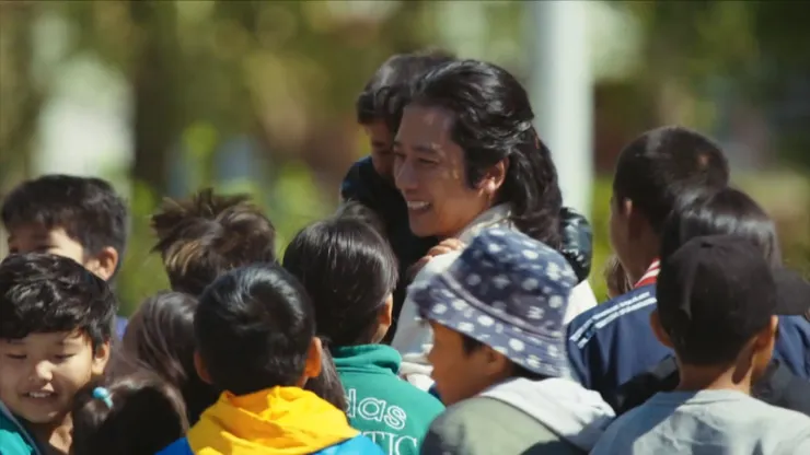 孩子們熱切且歡喜的圍繞在諾克爾身旁