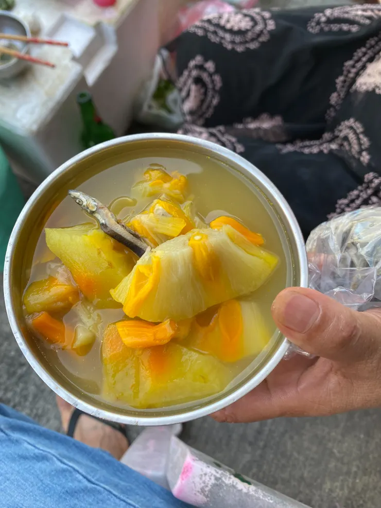 ▲長濱市街的攤販阿姨做的『小魚干麵包樹湯』，風味濃郁，好吃到讓人讚不絕口！順帶一提，麵包樹上頭的籽咬起來就像花生一樣，脆脆的～