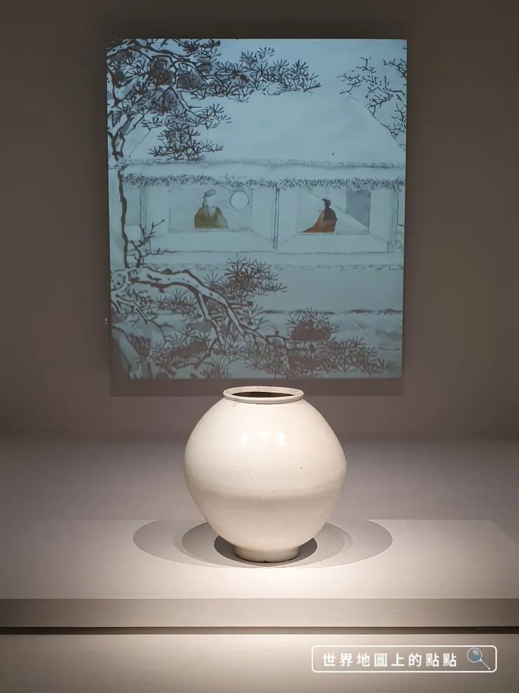 朝鮮時期白瓷大壺，因形如滿月，故又稱「月亮壺」。由於這類壺很大，難以一體成形，所以是拆分成上下半部個別製作再接合，若仔細看壺中間，可發現細微的接痕。