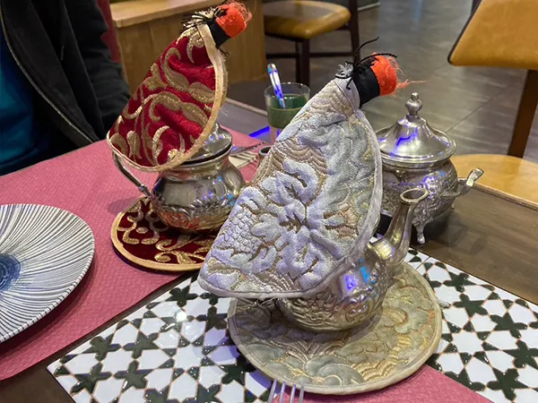 各自點了一壺不含茶因的薄荷特調