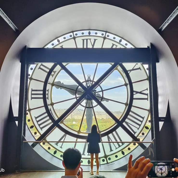 【巨大的時鐘持續把現在送進過往！館內有3座標誌性的大鐘，這座面向塞納河對岸的羅浮宮，是打卡熱門景點。】