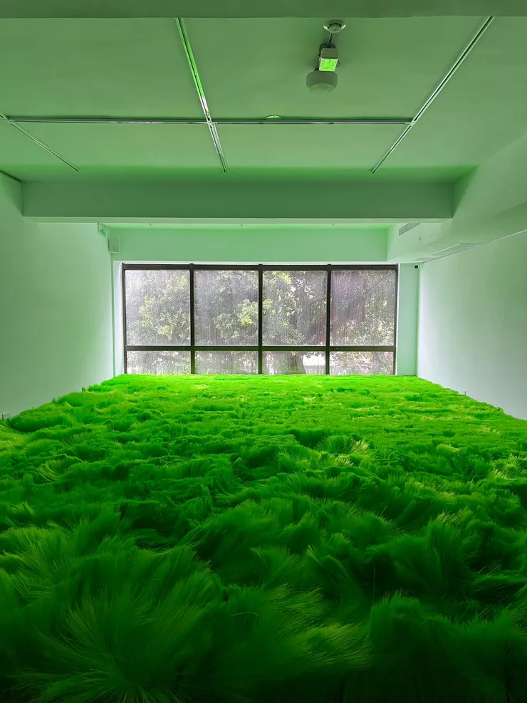 郭恩碩，《這樣的一個好》，2024，木材、尼龍繩、水泥，依場地空間製作。