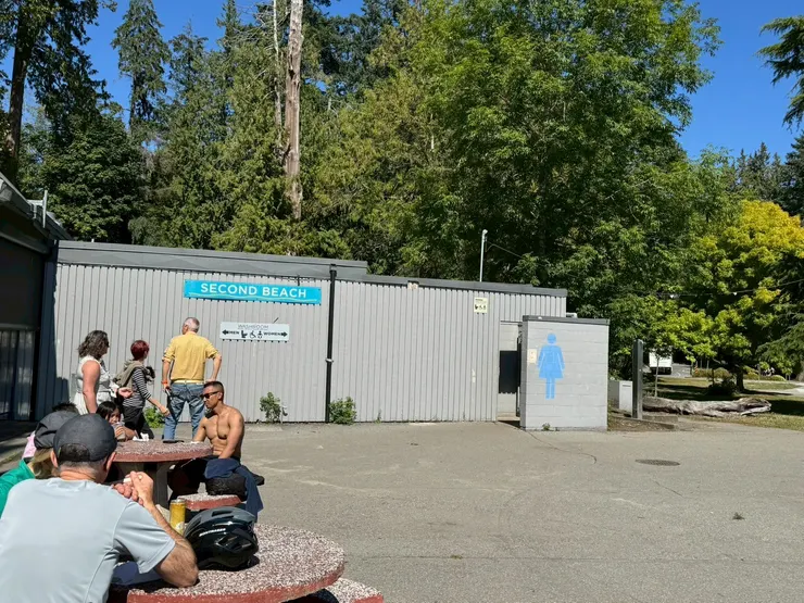 還沒進入游泳池前可以先去旁邊更衣室更衣