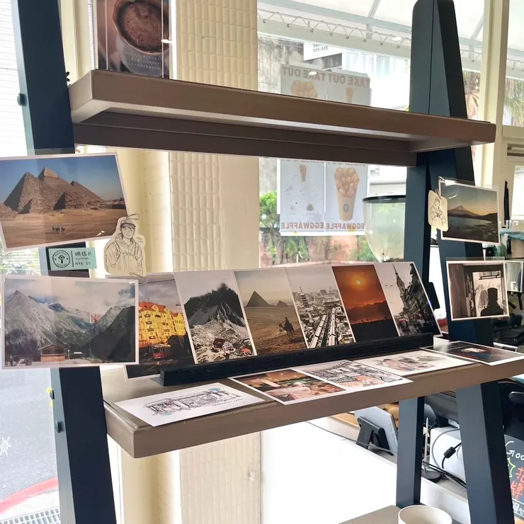 在咖啡廳的架上，擺上自己製作的明信片