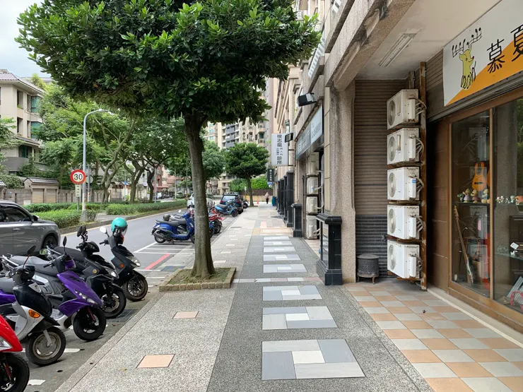 最喜歡這樣寬敞的人行道