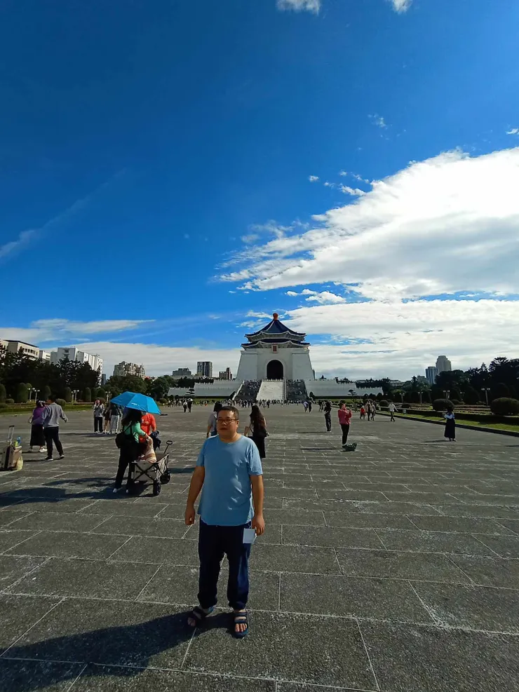 藍天 藍屋頂  藍衣服  配到了