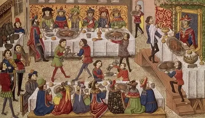 中世紀的宴會不僅是食物的享受，更是展示身份與財富的場合。菜單由多道菜肴組成，每道菜輪流上桌，包括燒肉、醬汁、魚或餡餅，並有「餐間菜」作為間隔。此外，宴會上還會提供表演，標誌著「法式服務」的開始。