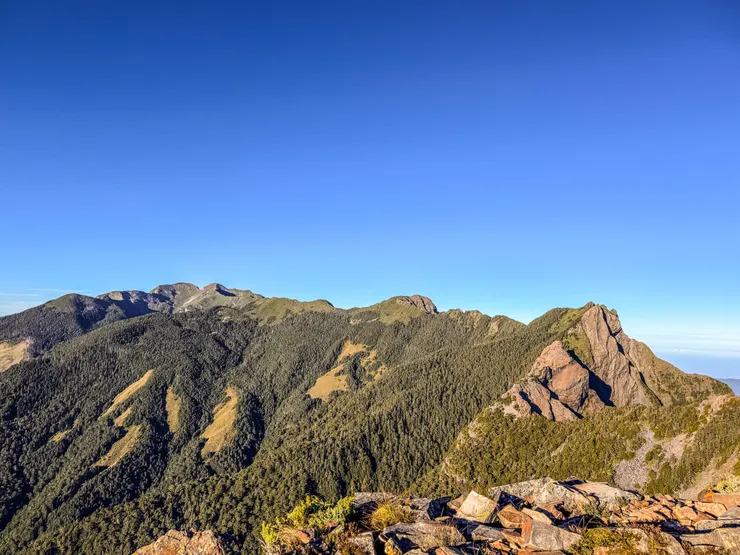 站在品田山三角點，整條聖稜線又更清楚了吔！
