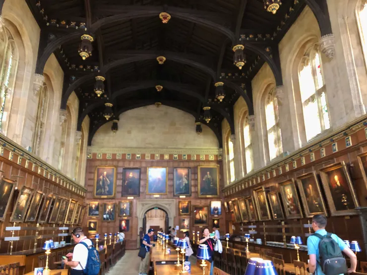 置身在此雄偉建築中，讓遊客流連忘返