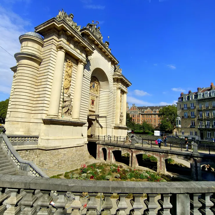 【大巴路線三人一狗已多半踩過 居高臨下新視角拍照也無忌憚！已來過的巴黎門，不同視角。】