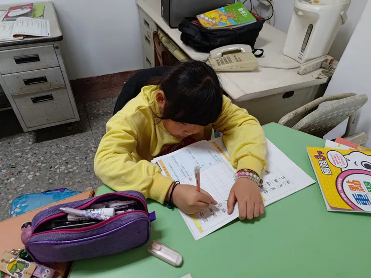 小依寫國語作業時我才有時間拍照