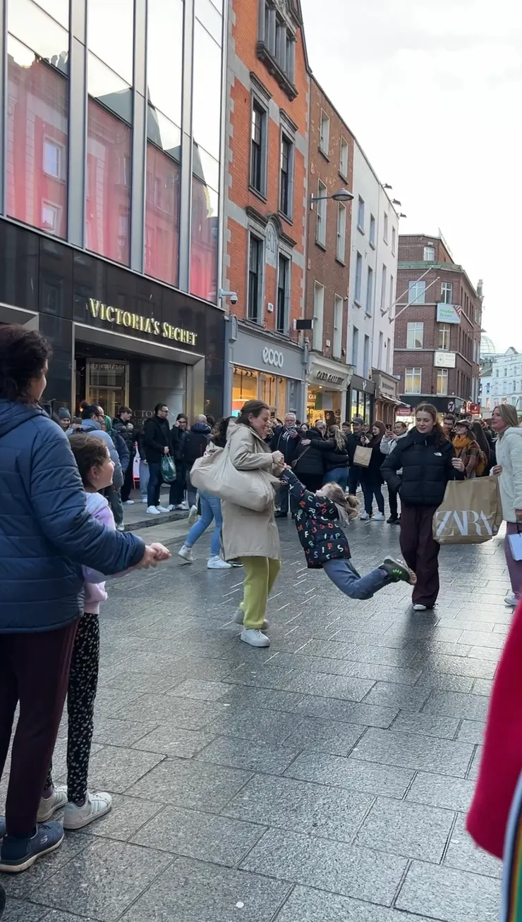 在表演旁，不乏民眾圍觀，並隨著音樂跳舞  (Joy 拍攝於 Grafton Street )