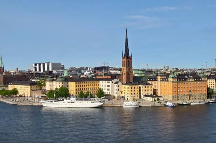 在斯德哥爾摩南島碼頭旁白色郵輪飯店