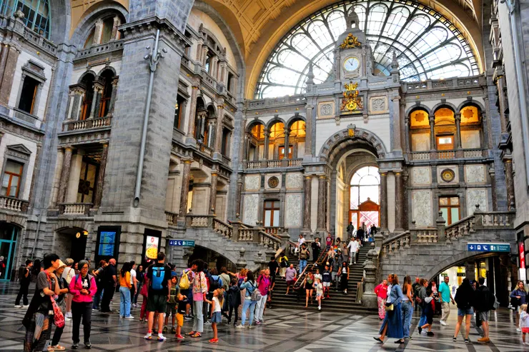 【果然嘆為觀止如皇冠鑲鑽般璨璀！安特衛普中央車站內部。】