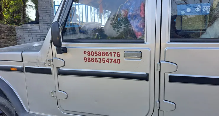 沿途碰到的當地吉普車上面印有叫車號碼