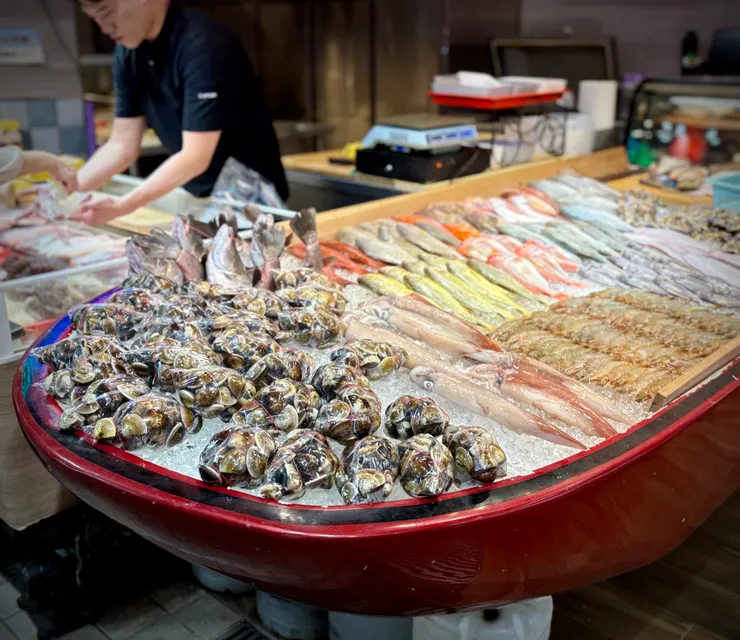 盧記海鮮販售多種漂亮海鮮，擺放的方式賞心悅目