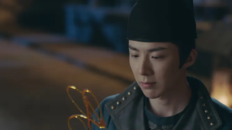 看著樂嫣給的糖人而微笑