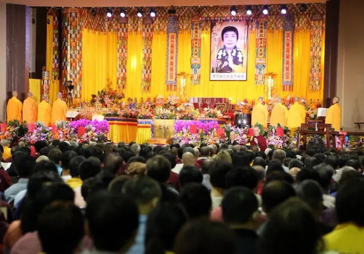 来自美国各州及加拿大、秘鲁、德国、中国、日本、泰国、马来西亚、新加坡、台湾、香港等国家及地区的上千佛教信徒,6月30日在南加州参加佛诞纪念暨经藏总集发表法会。(佛教经藏总集编委会提供)