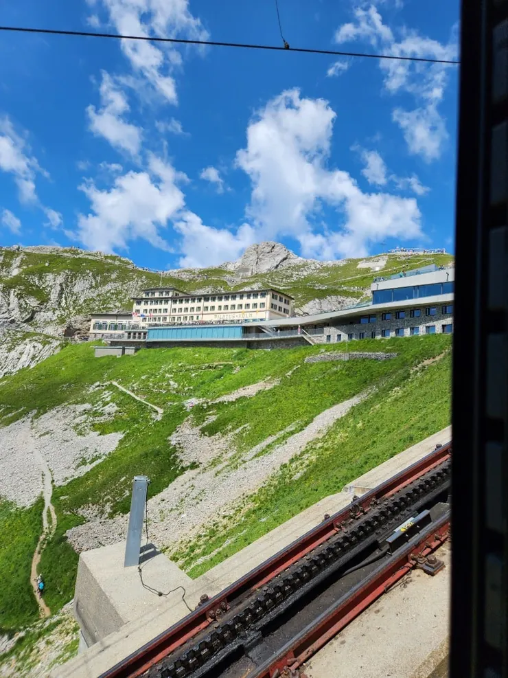 皮拉圖斯山上有服務中心及住宿旅店(庫爾姆酒店)。 齒軌