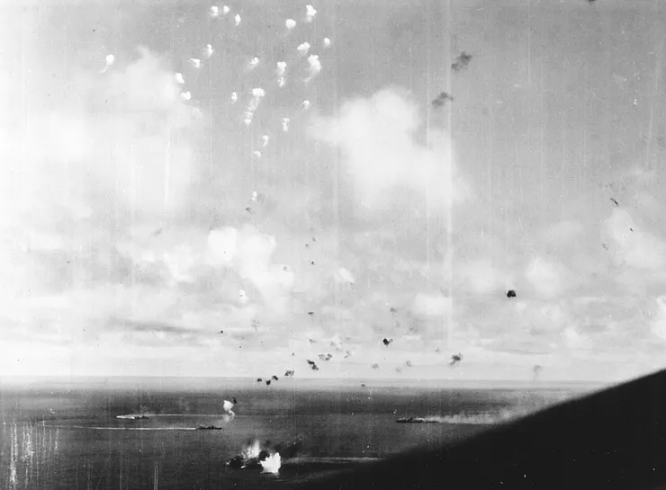 瑞鳳號受到攻擊，位於中下部；瑞鶴號在右中部