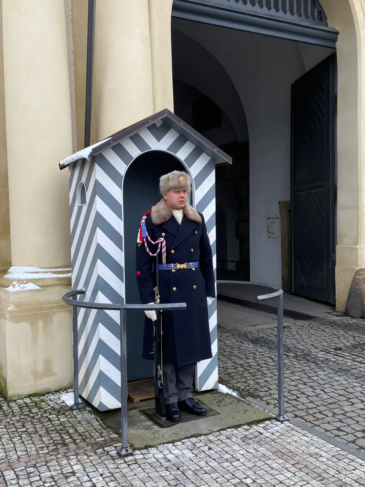 制服真的很好看，除了門口的衛兵以外，在城堡內我也有看到巡邏的衛兵，都是兩兩一組
