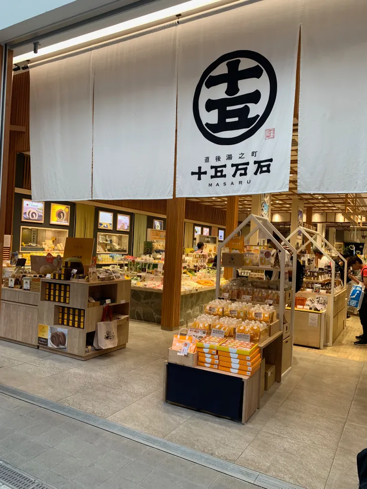 這間店超大，所有名店的名產通通有！！！！