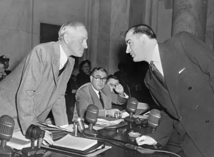 在听证会上泰丁斯（左一）与麦卡锡