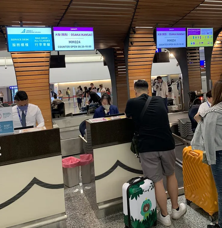 那天的機場超級多人，連假的威力阿。