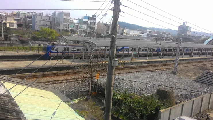 當年的租屋處，目前的我仍住在鐵軌旁。