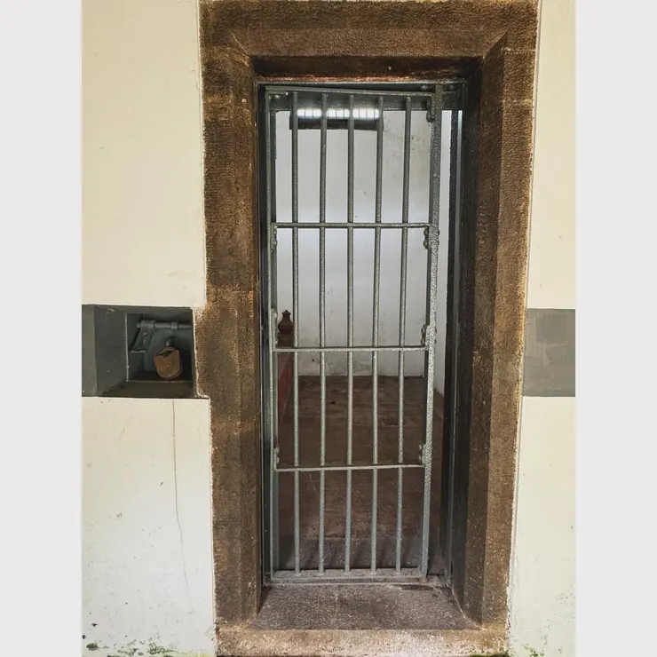 開門的鎖深深藏在牆壁裡