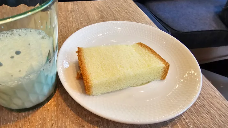 儒儒說這個蜂蜜蛋糕超級好吃!可惜飯店麵包坊沒有賣!